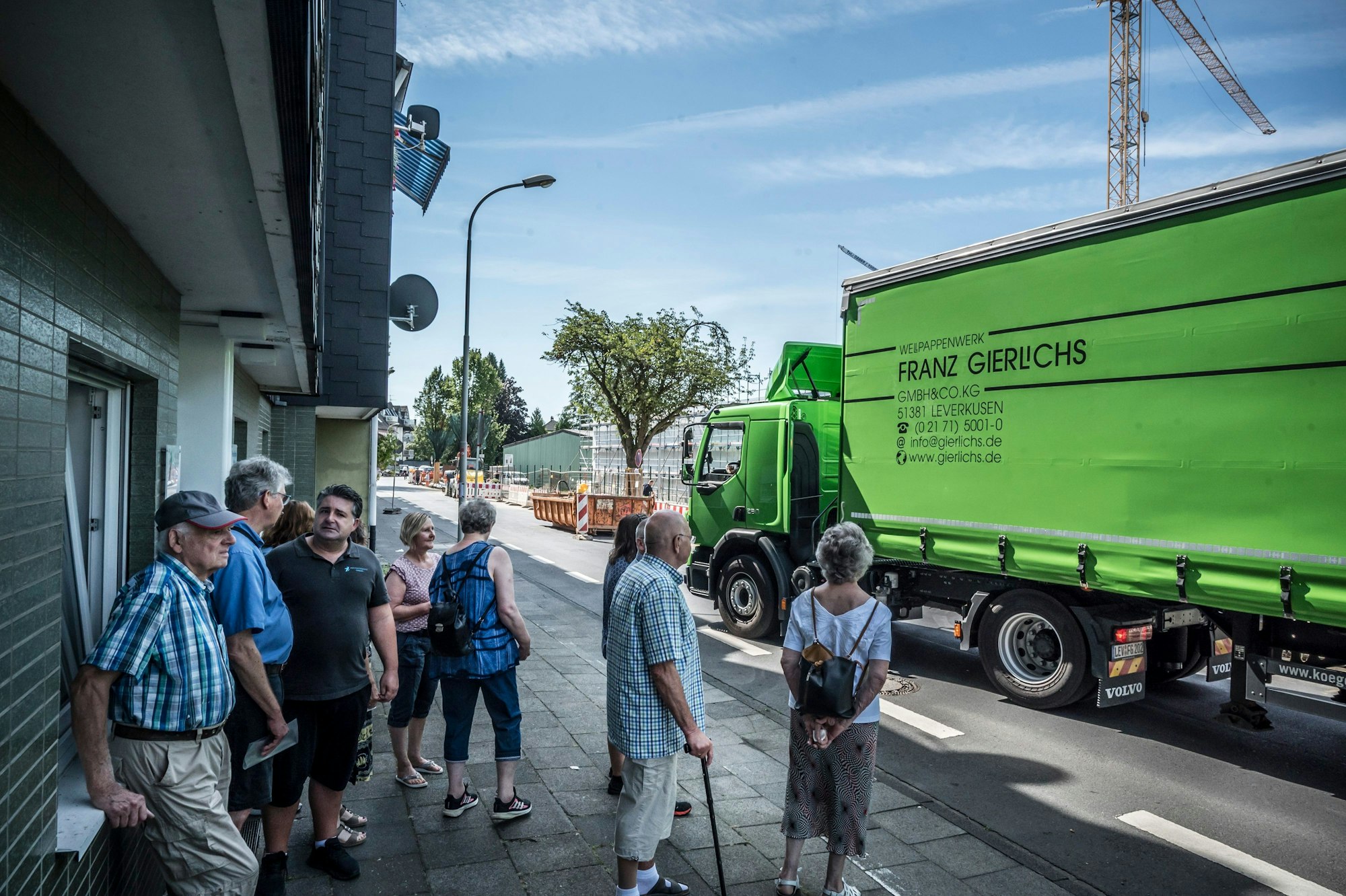 Der grüne Lkw von „Gierlichs Wellpappe“ fährt über die Maurinusstraße.