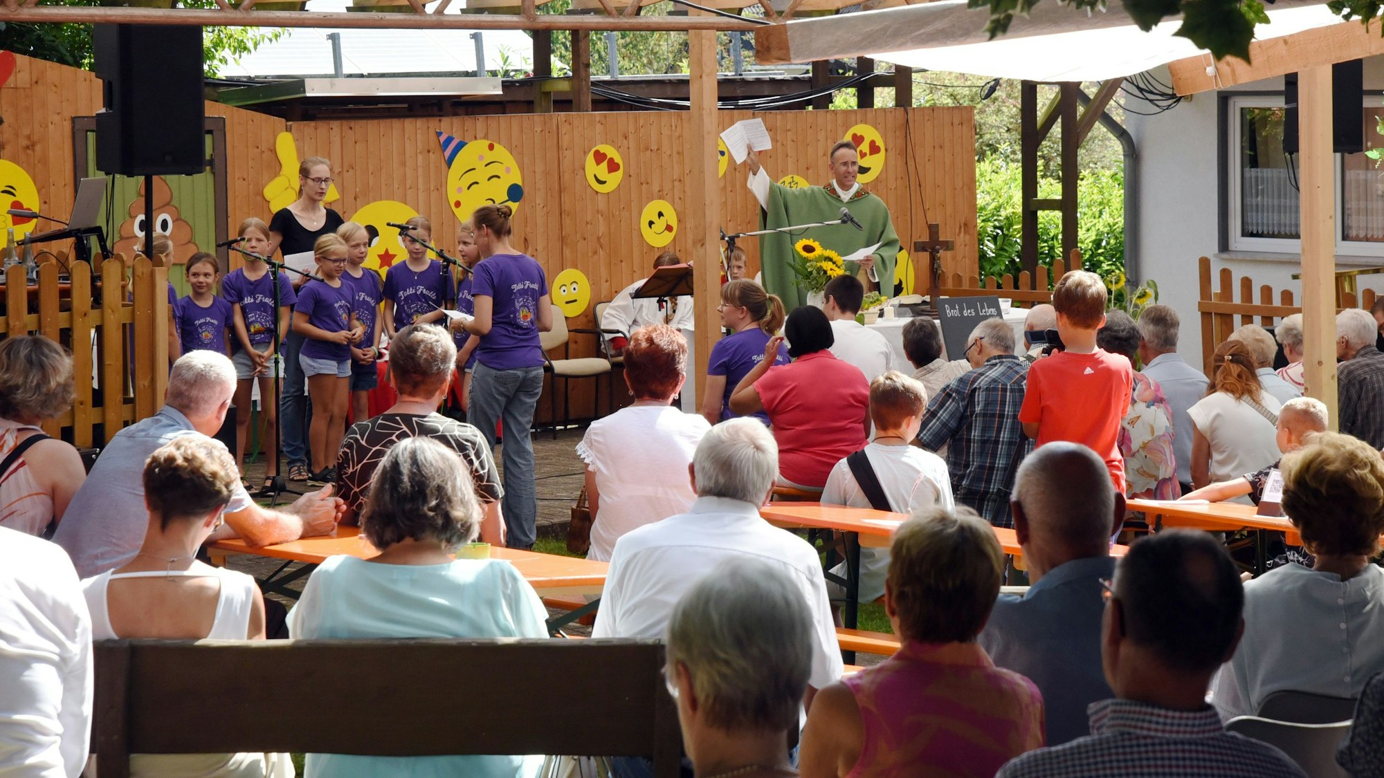 Aufgeregt waren die Kinder des Chores „Tutti Frutti“, durften sie doch während des Freiluftgottesdienstes in Scheel erstmals auftreten.
