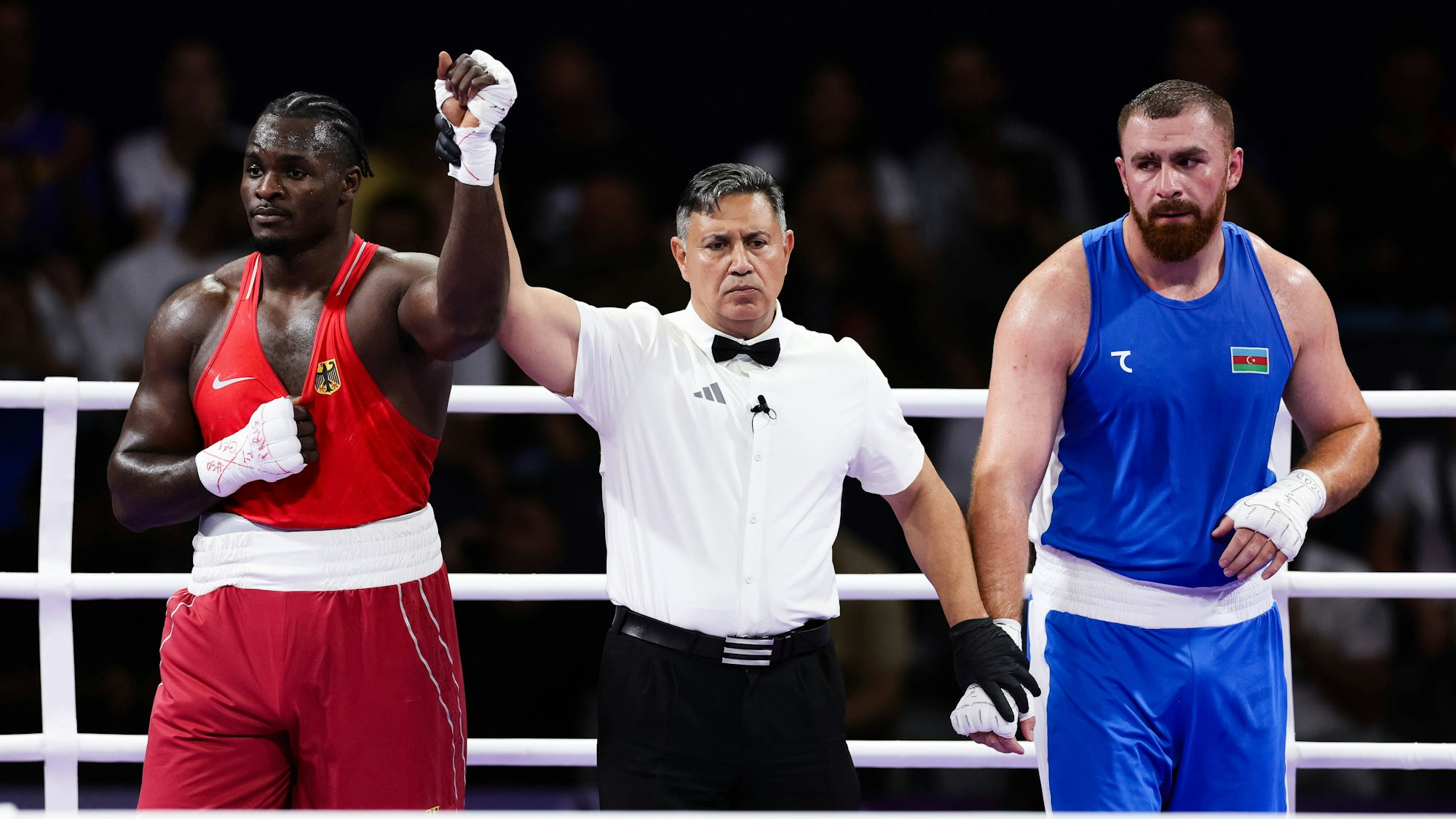 Der Kampfrichter kürt Nelvie Tiafack im Ring zum Sieger der Partie gegen Mahammad Abdullayev aus Aserbaidschan.