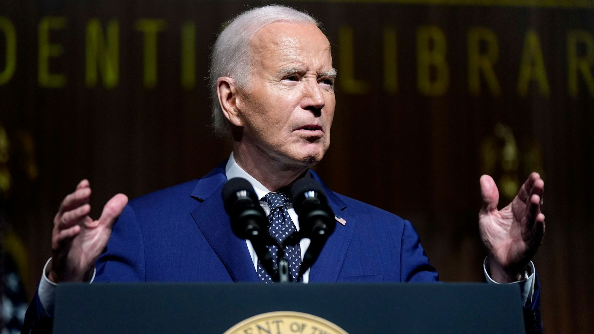 US-Präsident Joe Biden spricht bei einer Veranstaltung zum 60. Jahrestag des Bürgerrechtsgesetzes in der LBJ Presidential Library.