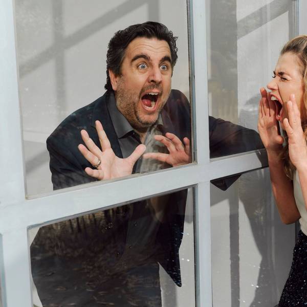 Anke Engelke und Bastian Pastewka befinden sich auf je einer Seite eines Fensters und mimen Panik.