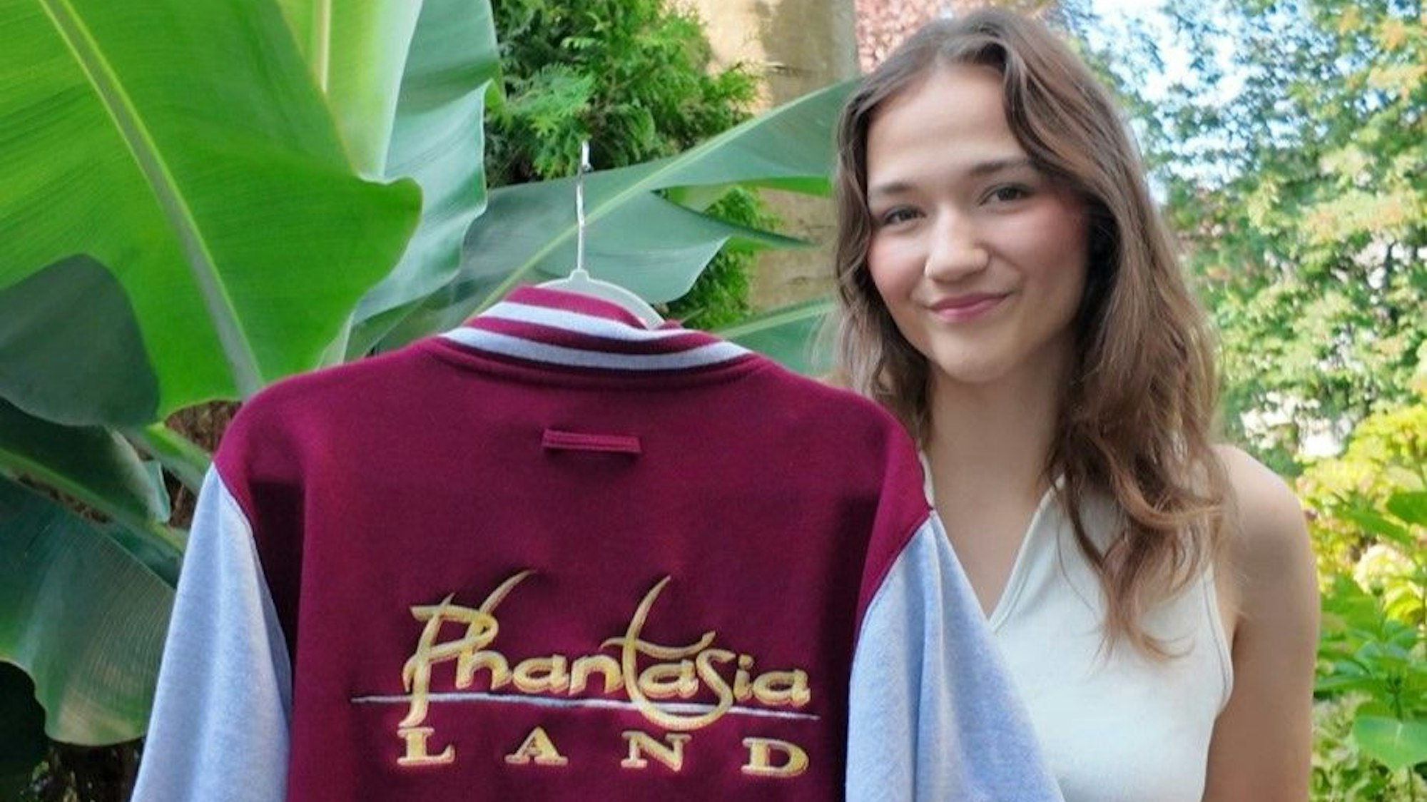 Die Tiktokerin Lena Lind mit ihrer selbst entworfenen Jacke für das Phantasialand.