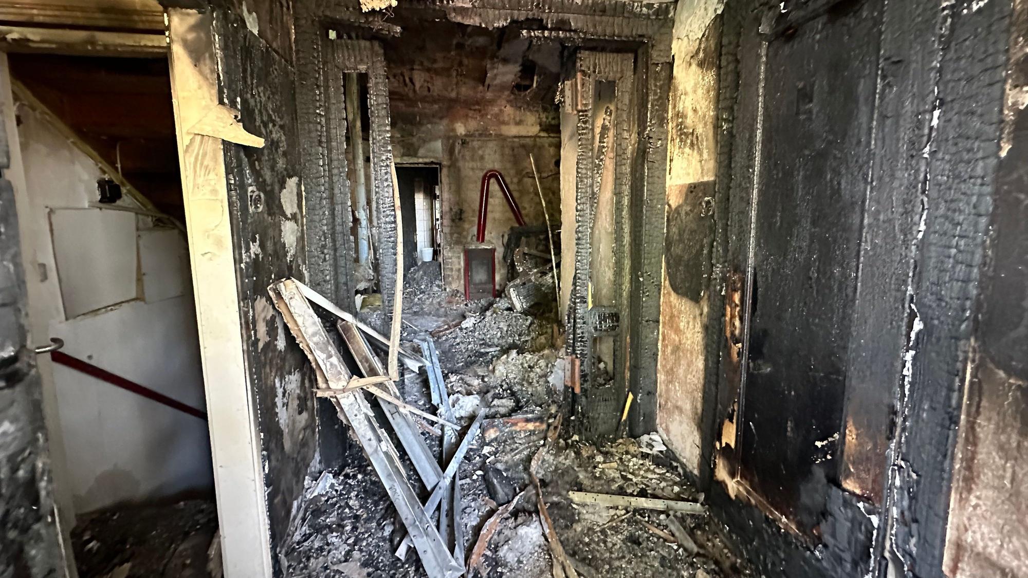 Reporter in der Brandruine vom Haus in Park in Seelscheid mit Genehmigung der Polizei und des Pächters