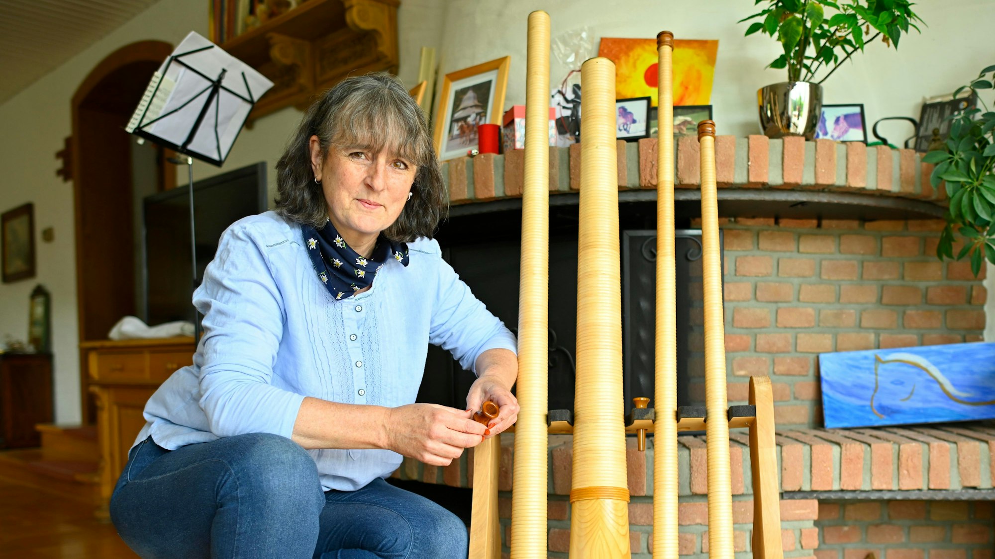 Andrea Kaufmann vor ihrem zerlegten Alphorn.