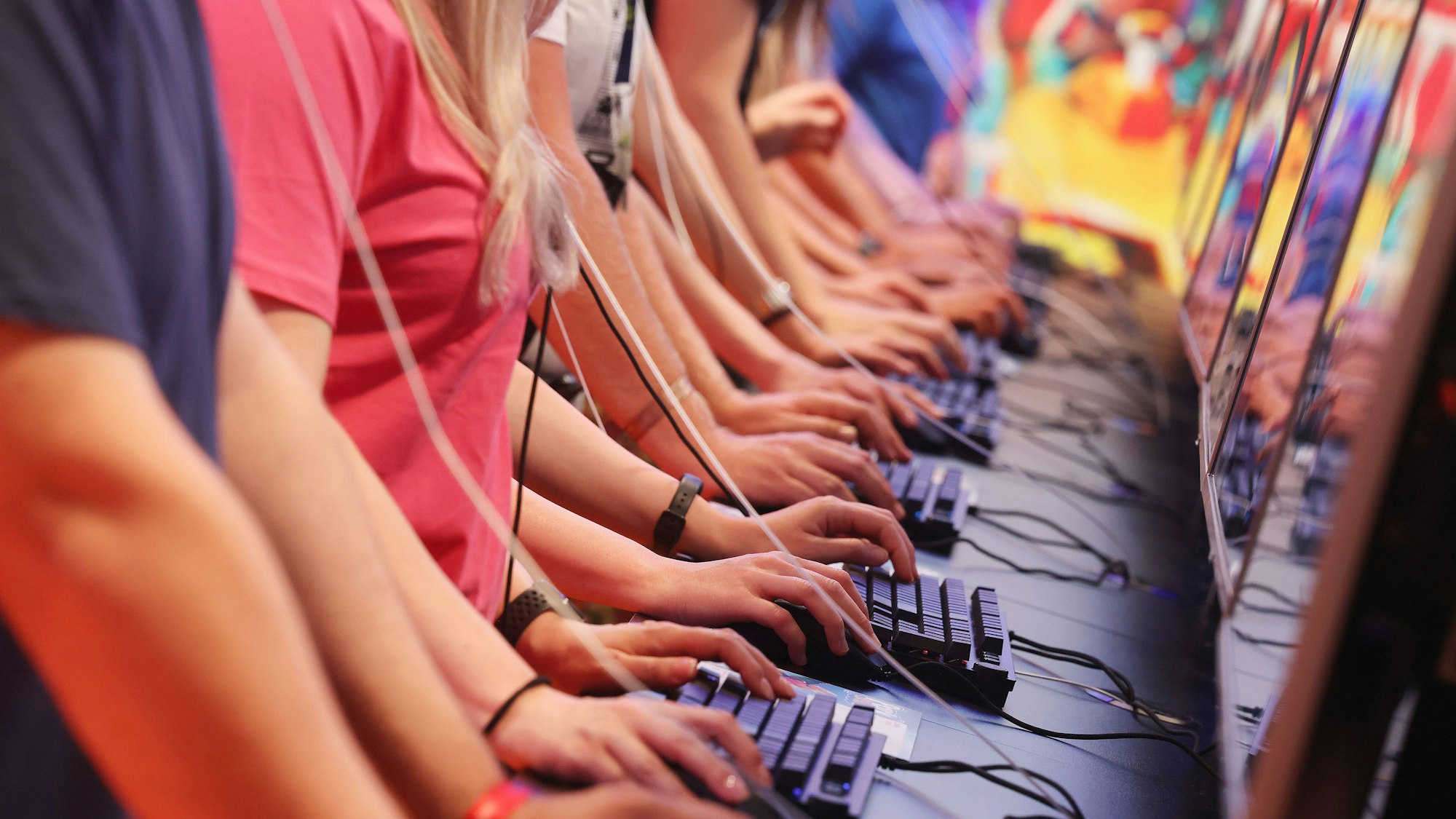 Messebesucher testen ein Computerspiel auf der Kölner Videospielmesse Gamescom.