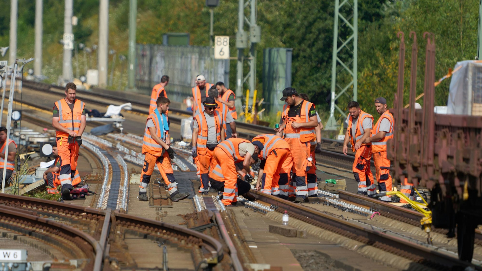 Bahnarbeiter tauschen auf der ICE-Strecke zwischen Köln und Frankfurt in der Nähe des ICE-Bahnhofs Montabaur Weichen aus.