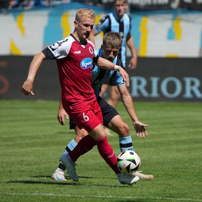Fussball: 3. Liga, 2. Spieltag, SV Waldhof Mannheim - FC Viktoria Köln am 10.08.2024 in Mannheim Carl-Benz-Stadion, Deutschland: Bryan Henning FC Viktoria Köln, 06 im Zweikampf mit Sascha Voelcke SV Waldhof Mannheim, 02. Mannheim Carl-Benz-Stadion Deutschland *** Soccer 3 League, Matchday 2, SV Waldhof Mannheim FC Viktoria Köln on 10 08 2024 in Mannheim Carl Benz Stadion , Germany Bryan Henning FC Viktoria Köln, 06 in duel with Sascha Voelcke SV Waldhof Mannheim, 02 Mannheim Carl Benz Stadion Germany Copyright: xChristophxKinzingerx