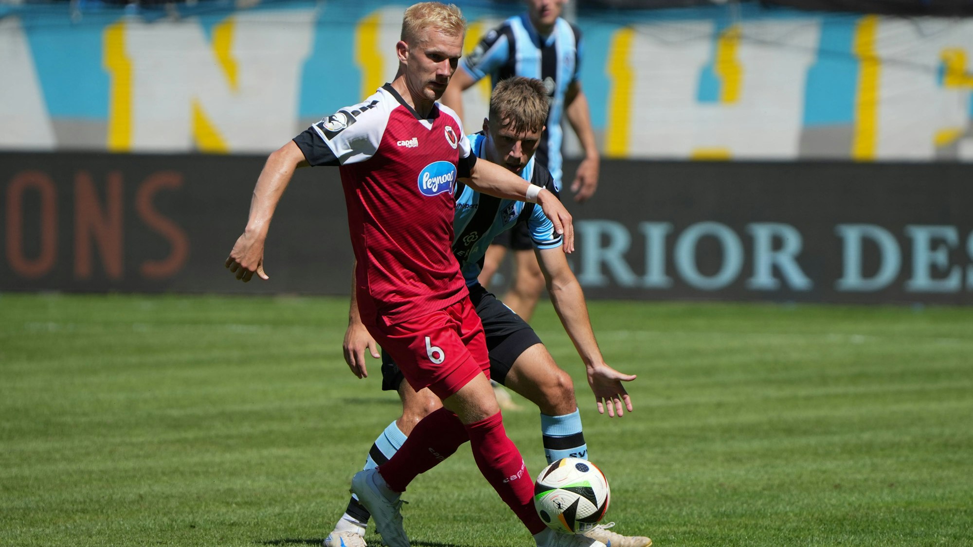 Fussball: 3. Liga, 2. Spieltag, SV Waldhof Mannheim - FC Viktoria Köln am 10.08.2024 in Mannheim Carl-Benz-Stadion, Deutschland: Bryan Henning FC Viktoria Köln, 06 im Zweikampf mit Sascha Voelcke SV Waldhof Mannheim, 02. Mannheim Carl-Benz-Stadion Deutschland *** Soccer 3 League, Matchday 2, SV Waldhof Mannheim FC Viktoria Köln on 10 08 2024 in Mannheim Carl Benz Stadion , Germany Bryan Henning FC Viktoria Köln, 06 in duel with Sascha Voelcke SV Waldhof Mannheim, 02 Mannheim Carl Benz Stadion Germany Copyright: xChristophxKinzingerx