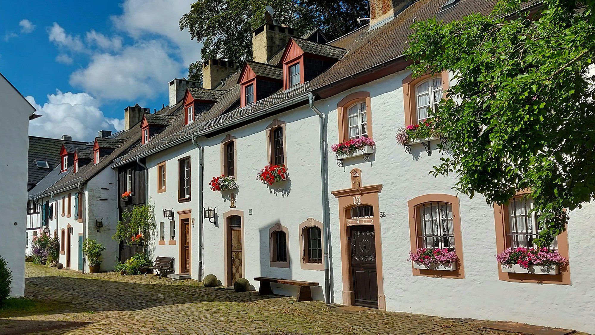 Das Bild zeigt malerische alte Häuser in Dahlem-Kronenburg.