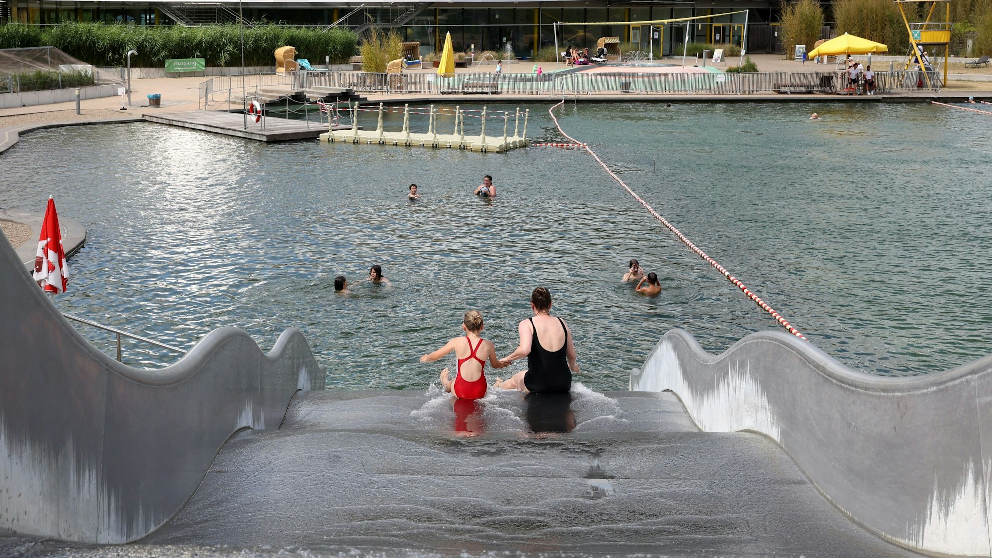 Das Bild zeigt das Außenbecken des Freibads im Lentpark. Foto:Martina Goyert