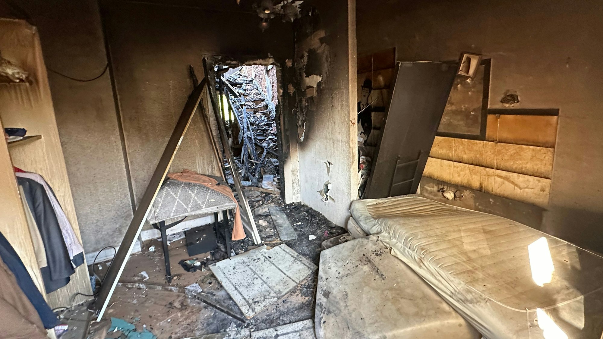 Reporter in der Brandruine vom Haus in Park in Seelscheid  mit Genehmigung der Polizei und des Pächters