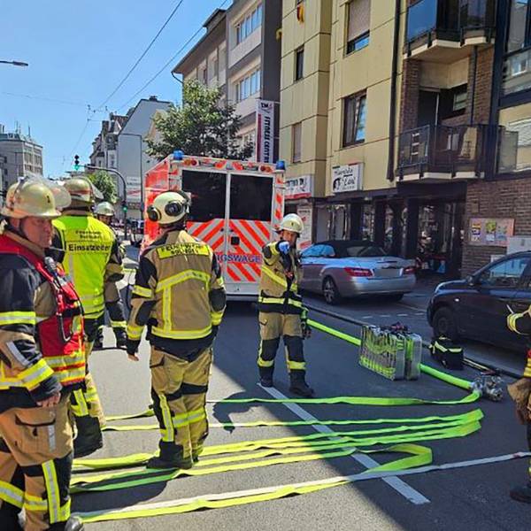 Solingen: Einsatzkräfte der Feuerwehr und Polizei suchen in der Innenstadt von Solingen nach der Ursache für ein lautes Knallgeräusch und eine Rauchwolke. Bei der Verpuffung kam ein Mann ums Leben, vier Menschen wurden verletzt.