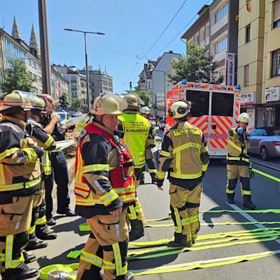 Solingen: Einsatzkräfte der Feuerwehr und Polizei suchen in der Innenstadt von Solingen nach der Ursache für ein lautes Knallgeräusch und eine Rauchwolke. Bei der Verpuffung kam ein Mann ums Leben, vier Menschen wurden verletzt.