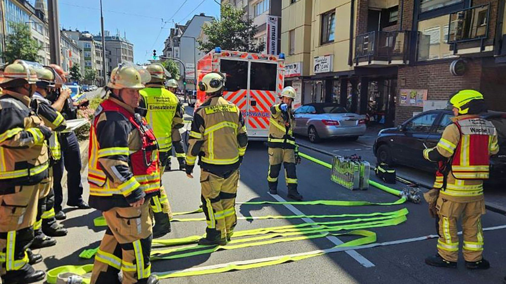 Solingen: Einsatzkräfte der Feuerwehr und Polizei suchen in der Innenstadt von Solingen nach der Ursache für ein lautes Knallgeräusch und eine Rauchwolke. Bei der Verpuffung kam ein Mann ums Leben, vier Menschen wurden verletzt.