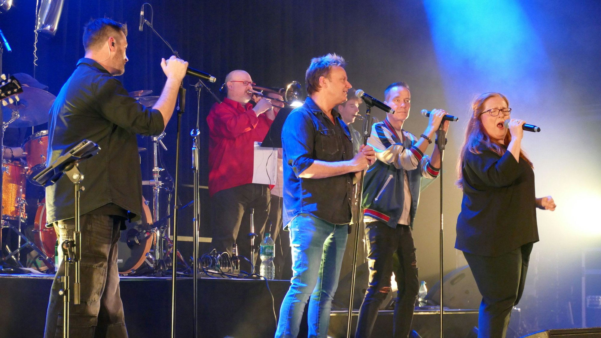 Musiker auf einer Bühne