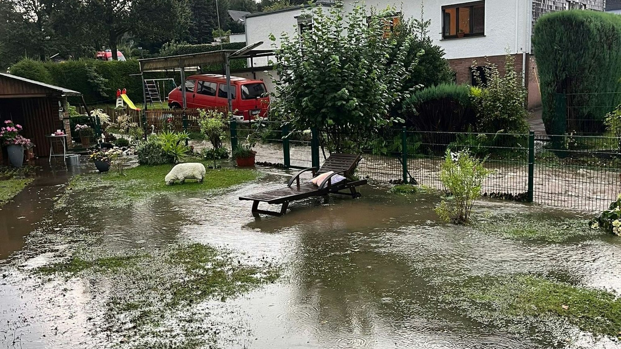 Grundstücke standen im Raum Wildbergerhütte unter Wasser.