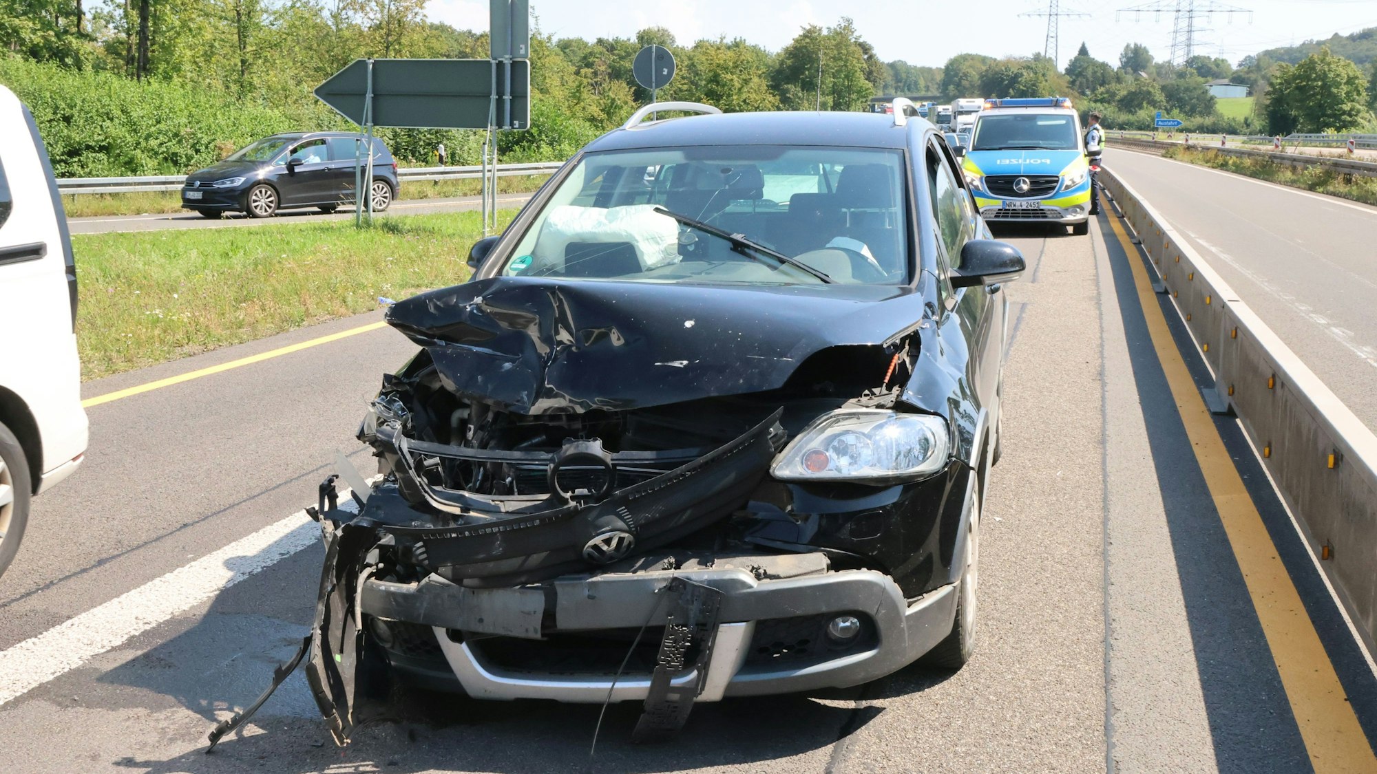 Ein Unfallwagen auf einer Autobahn.