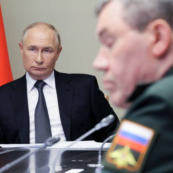 Wladimir Putin bespricht die Ereignisse in Kursk mit seinem Stab. Im Vordergrund ist Generalstabschef Waleri Gerassimov zu sehen.