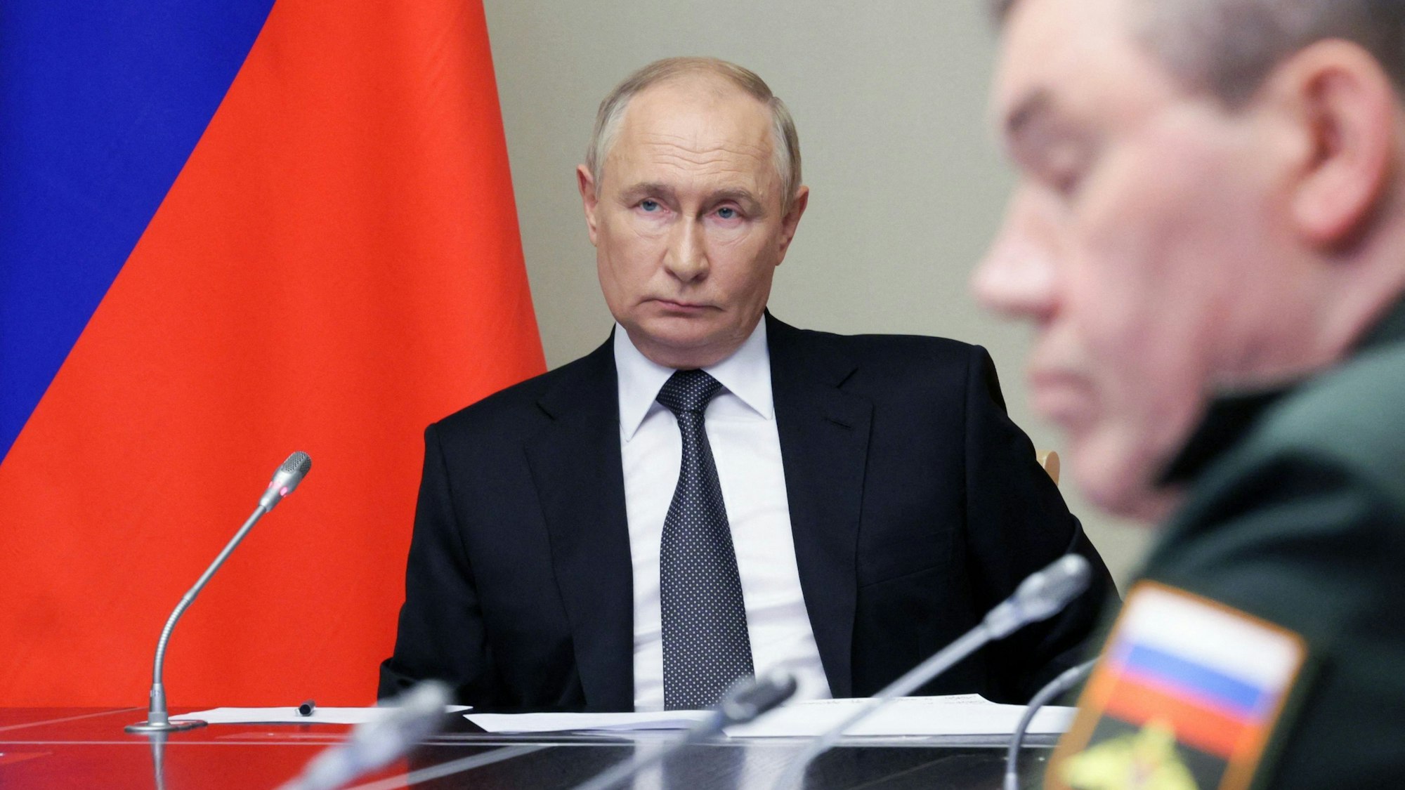 Wladimir Putin bespricht die Ereignisse in Kursk mit seinem Stab. Im Vordergrund ist Generalstabschef Waleri Gerassimov zu sehen.