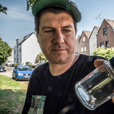 benjamin Roth mit einer Probe der weißen Flöckchen, die in in Bürrig nieder gingen, sie stellen sich als kleinste Styrol-Teilchen heraus. Foto: Ralf Krieger