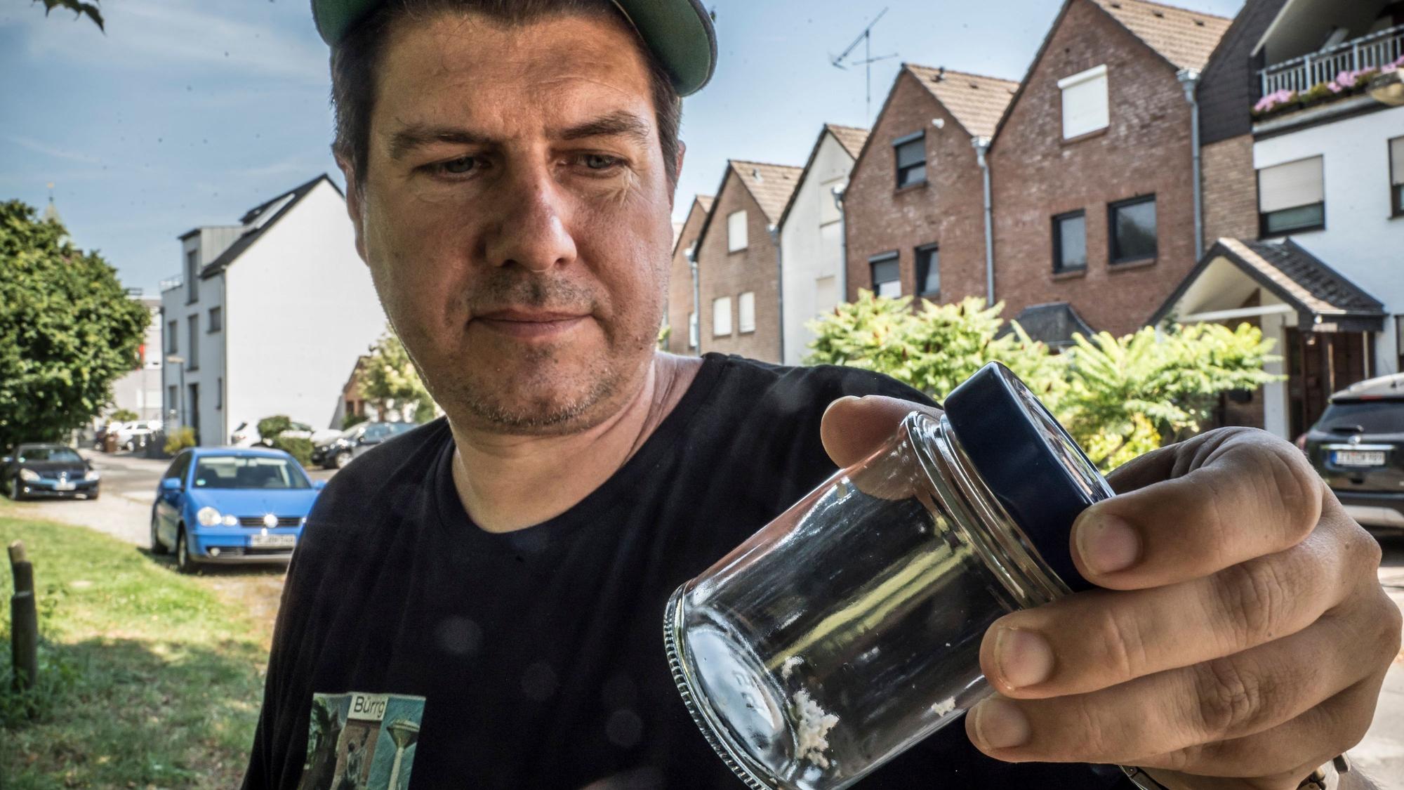 benjamin Roth mit einer Probe der weißen Flöckchen, die in in Bürrig nieder gingen, sie stellen sich als kleinste Styrol-Teilchen heraus. Foto: Ralf Krieger