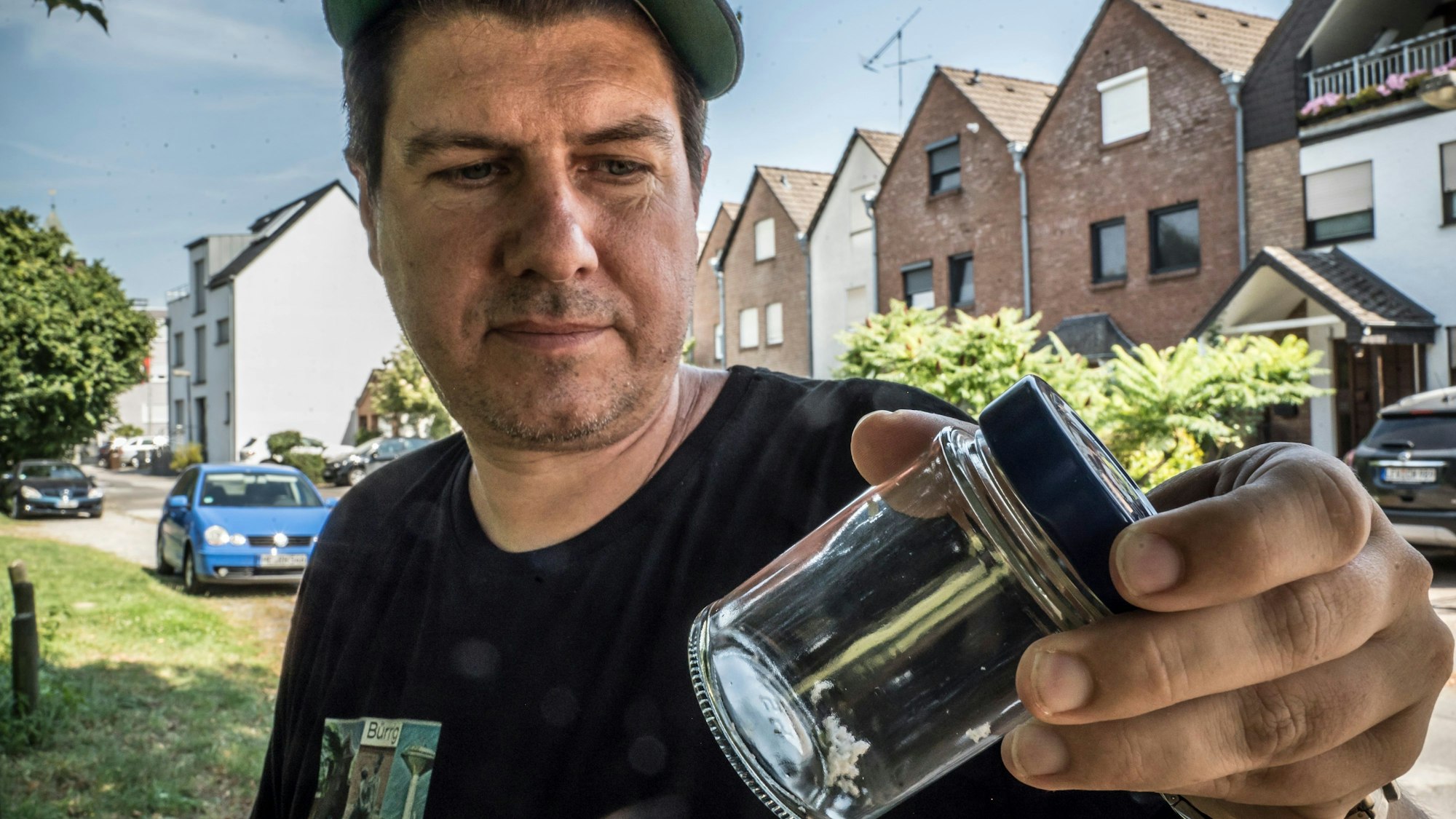 benjamin Roth mit einer Probe der weißen Flöckchen, die in in Bürrig nieder gingen, sie stellen sich als kleinste Styrol-Teilchen heraus. Foto: Ralf Krieger