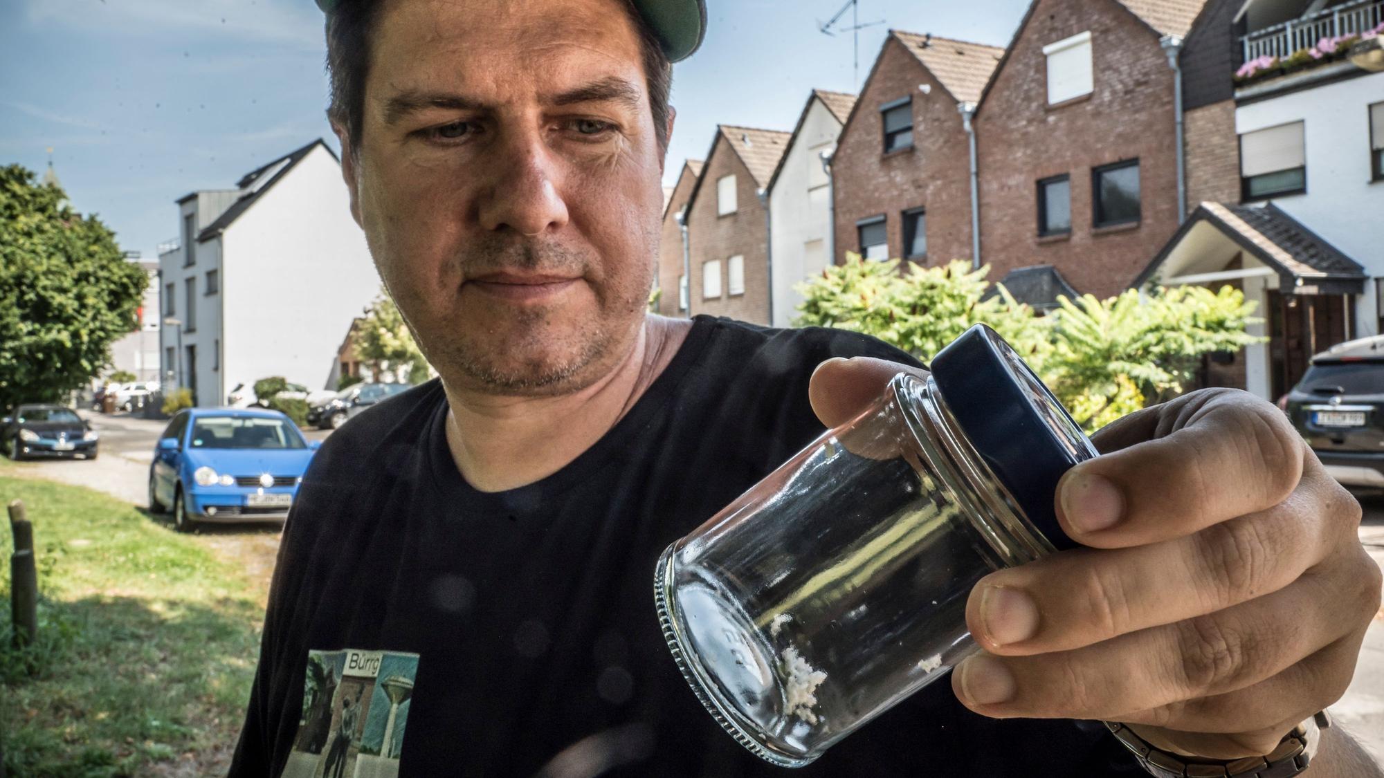 Benjamin Roth mit einer Probe der weißen Flöckchen, die Mitte August 2024 in Bürrig niedergingen