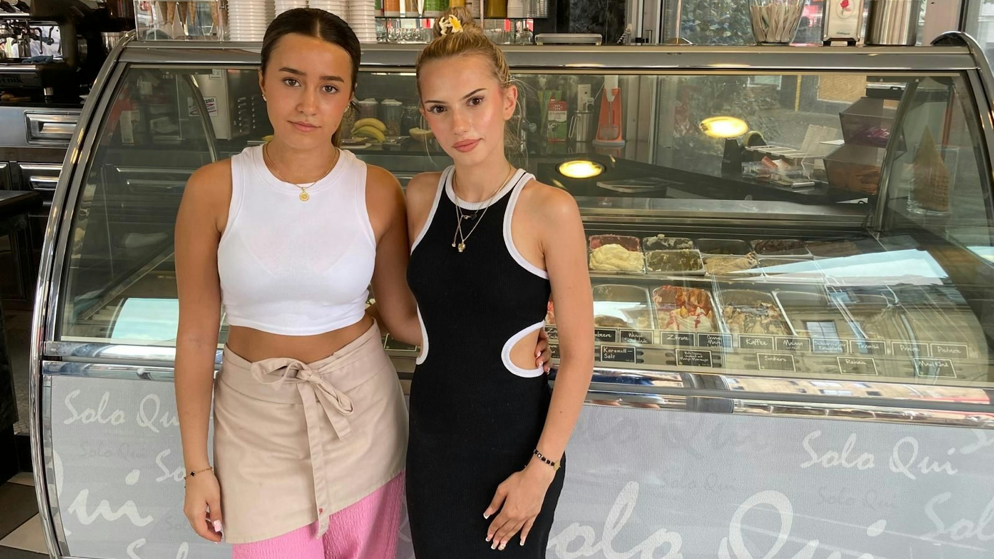 Vera Bytyqi und Daschurija Berisha sind vor der Eistheke zu sehen.