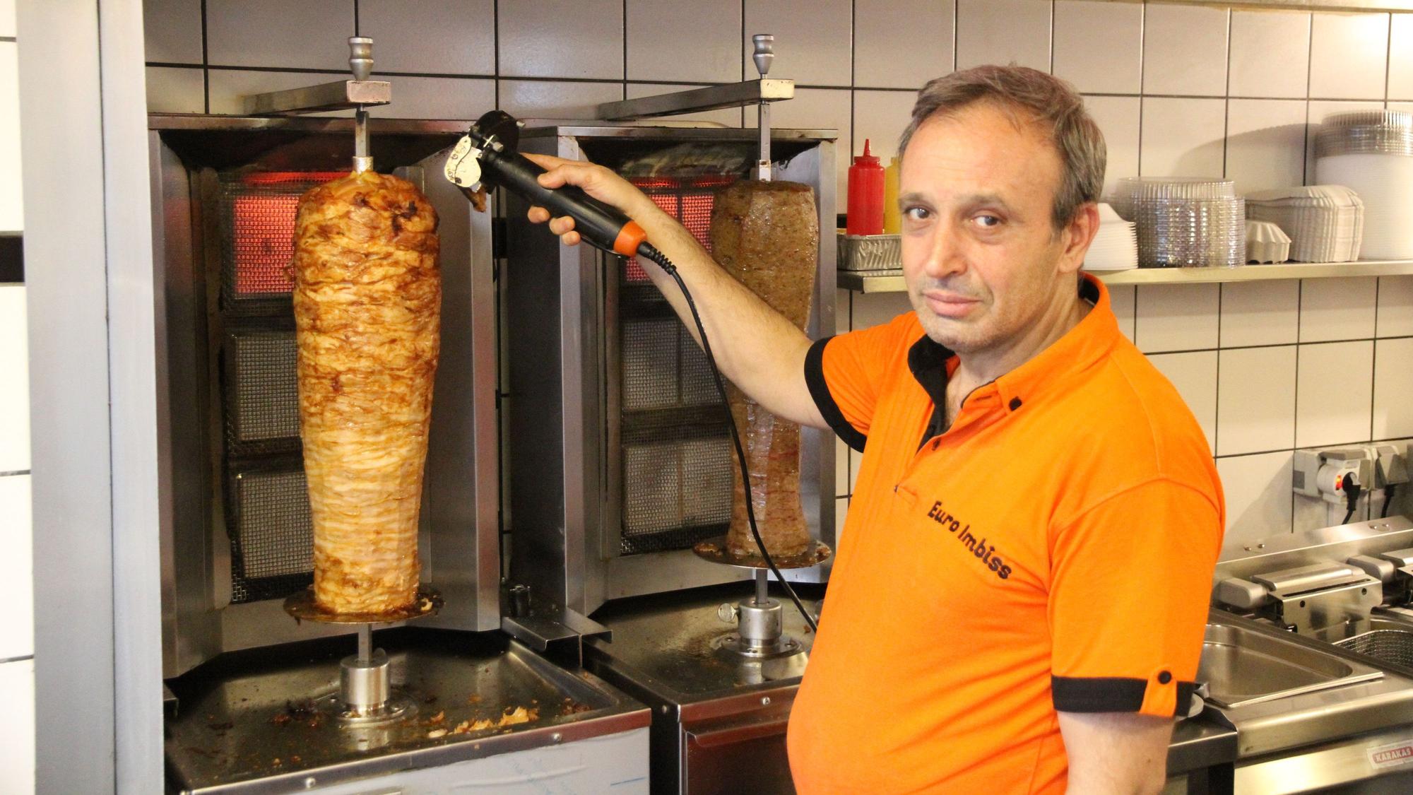 Aytekin Genc arbeitet im Euro-Imbiss an der Siegburger Kaiserstraße