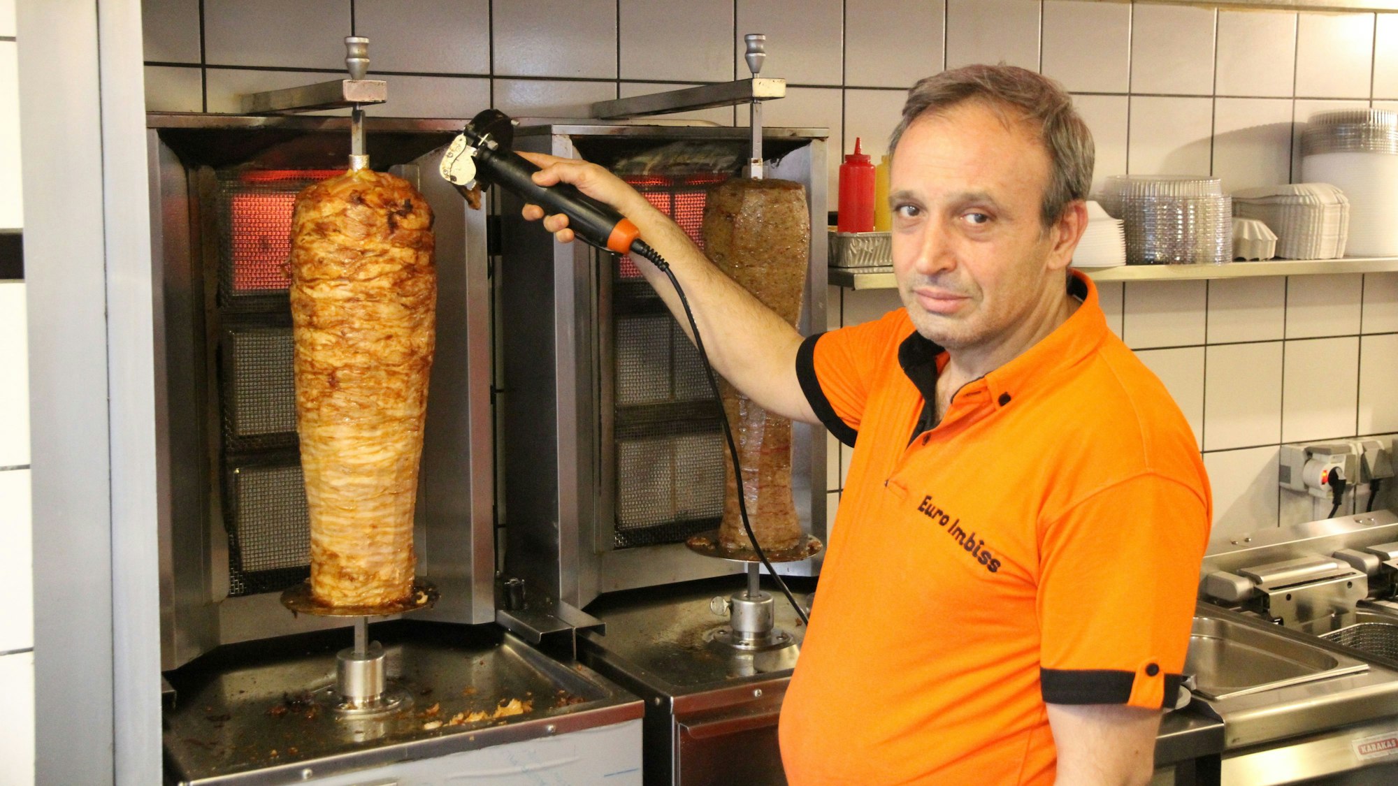 Aytekin Genc arbeitet im Euro-Imbiss an der Siegburger Kaiserstraße