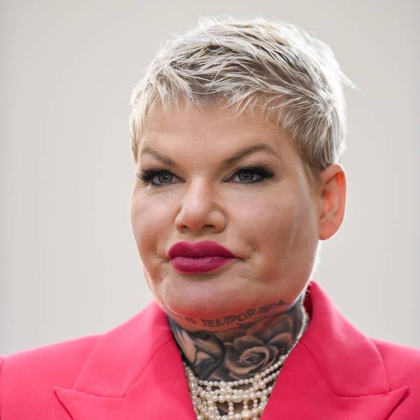 Die Schlagersängerin Melanie Müller sitzt im Saal des Amtsgerichts Leipzig.