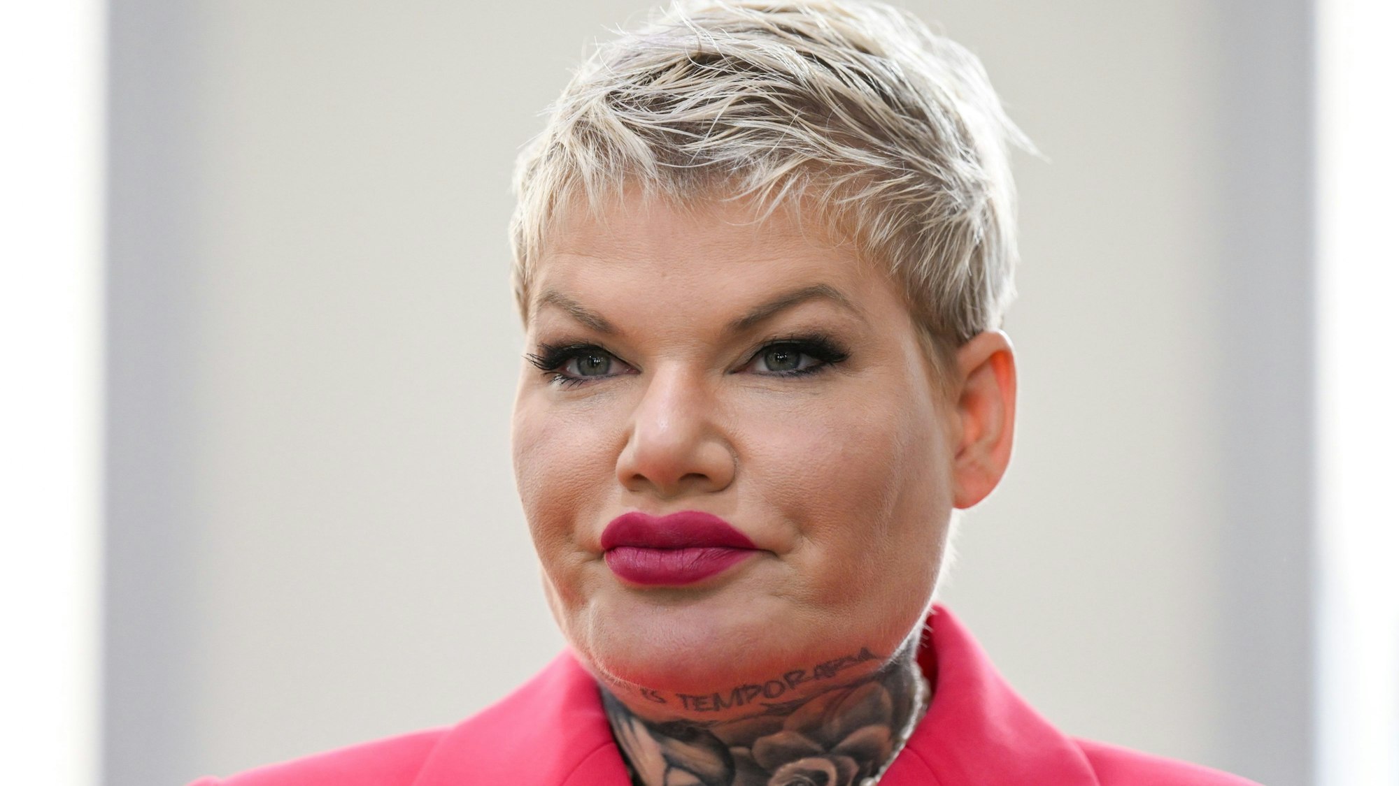 Die Schlagersängerin Melanie Müller sitzt im Saal des Amtsgerichts Leipzig.