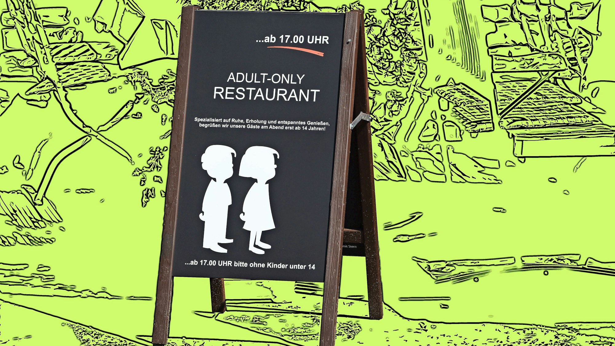 Ein Aufsteller mit der Aufschrift „Adult-Only Restaurant ... ab 17.00 Uhr bitte ohne Kinder unter 14“ steht vor einem grünen Hintergrund. Auf dem Schild ist ferner die Silhouette eines kleinen Jungen und eines kleinen Mädchens abgebildet.