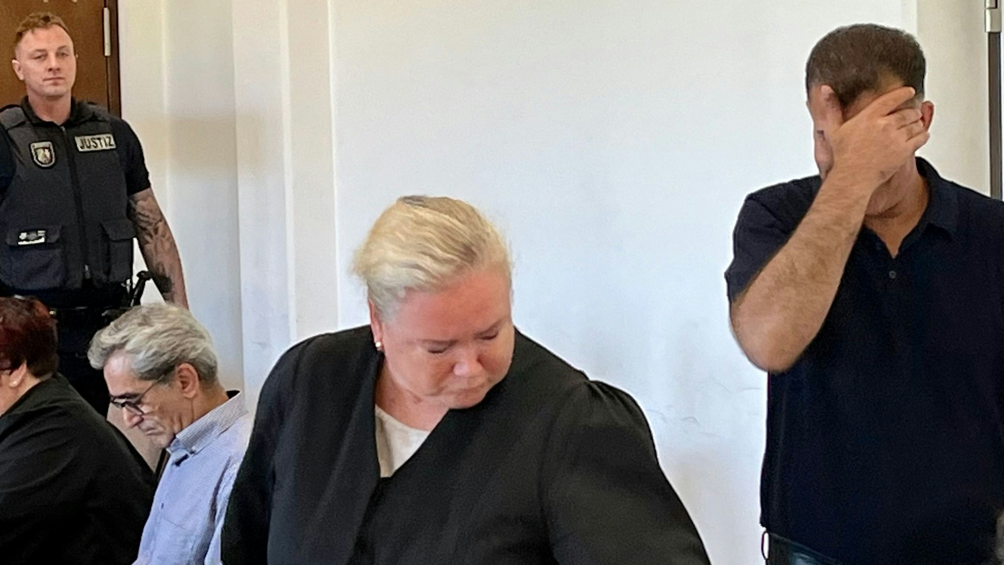 Der Schlebuscher Angeklagte im Prozess um eine tödliche Messerstecherei auf der Mülheimer Straße im Kölner Landgericht.