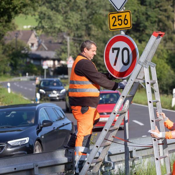 Am 25. August 2021 war es endlich so weit: Die Straßenmeisterei in Waldbröl installierte 17 Schilder allein auf oberbergischer Seite zur Reduzierung des Tempos auf der Bundesstraße 256, dem sogenannten Schladernring.