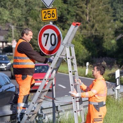 Am 25. August 2021 war es endlich so weit: Die Straßenmeisterei in Waldbröl installierte 17 Schilder allein auf oberbergischer Seite zur Reduzierung des Tempos auf der Bundesstraße 256, dem sogenannten Schladernring.