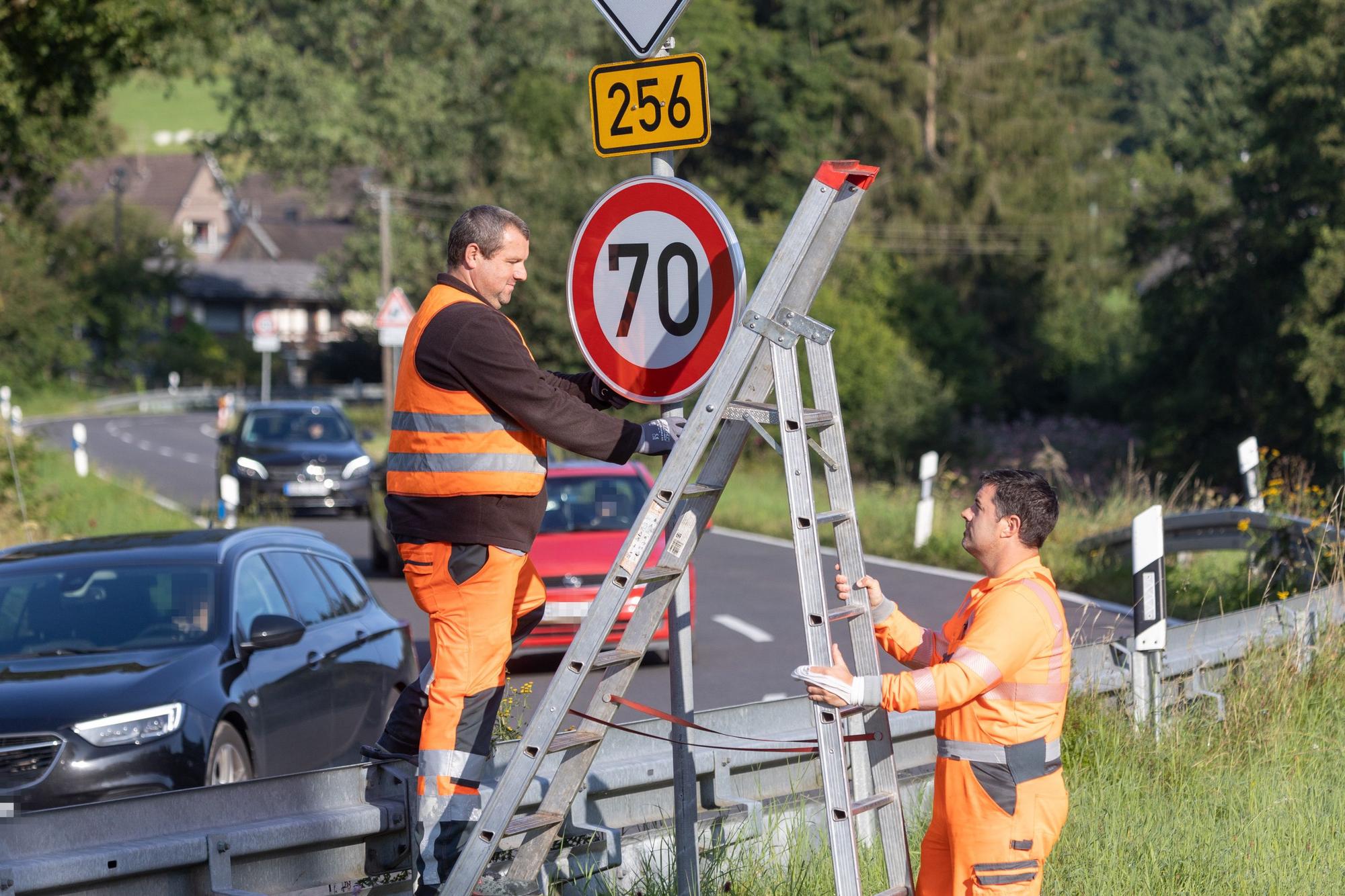 Am 25. August 2021 war es endlich so weit: Die Straßenmeisterei in Waldbröl installierte 17 Schilder allein auf oberbergischer Seite zur Reduzierung des Tempos auf der Bundesstraße 256, dem sogenannten Schladernring.