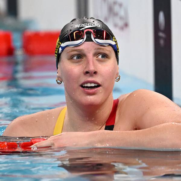 Angelina Köhler nach einem Schwimm-Wettkampf im Schwimmbecken.