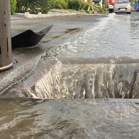 Die Feuerwehr öffnete Gullideckel, damit die Wassermassen schneller abfließen konnten.