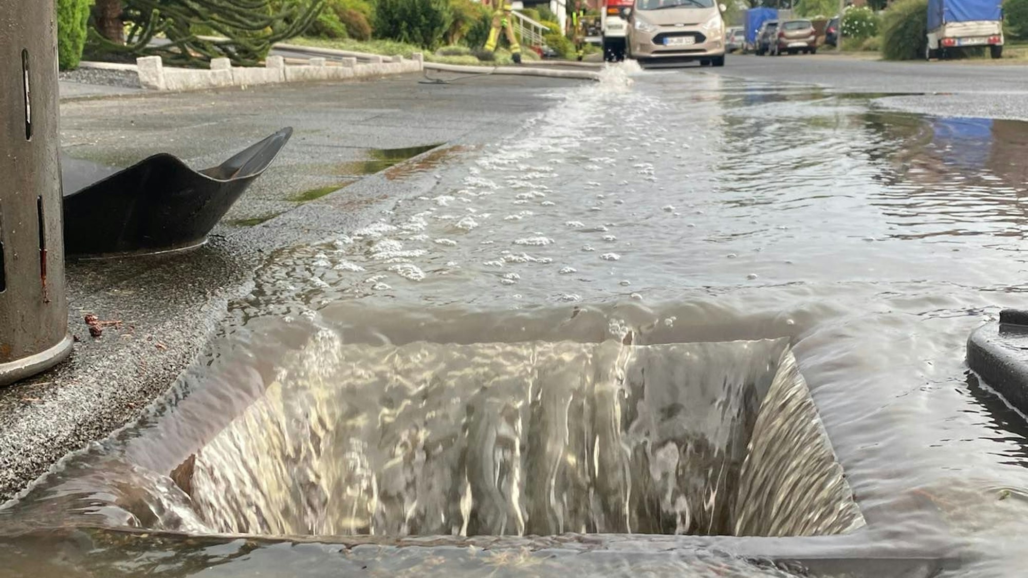 Die Feuerwehr öffnete Gullideckel, damit die Wassermassen schneller abfließen konnten.