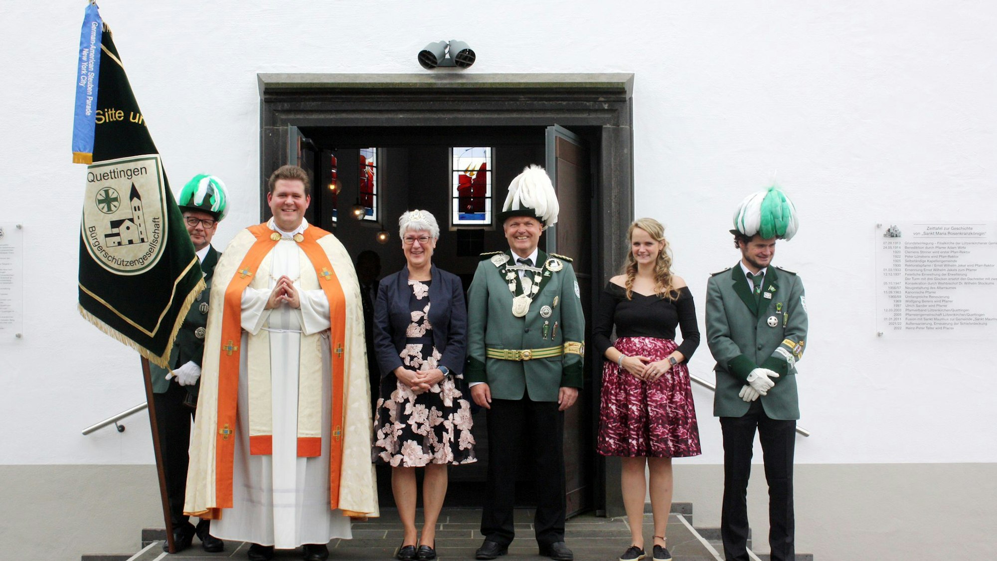 Menschen haben sich zum Gruppenfoto aufgestellt.