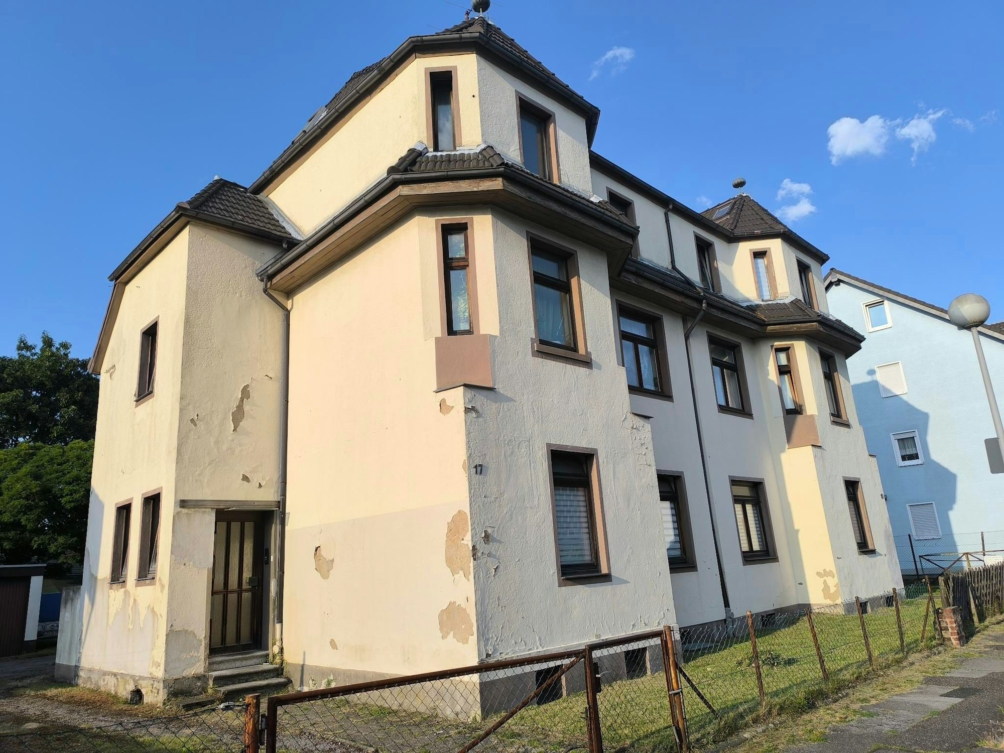 Die Fassade dieses Wohnhauses n der Reuterstraße in Leverkusen-Schlebusch könnte einen neuen Anstrich vertragen.