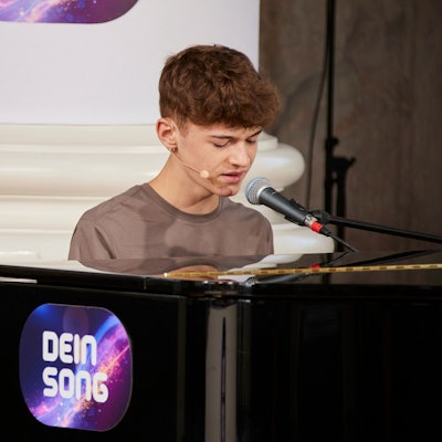 In seinem Song "Du fehlst" singt "Dein Song"-Kandidat Justus über den Verlust eines geliebten Menschen und bewegt damit die Jury.
© ZDF/nouki.co. - Honorarfreie Verwendung gemäß AGB im redaktionellen Zusammenhang mit genannter Sendung bei Nennung "Bild: ZDF/nouki.co."