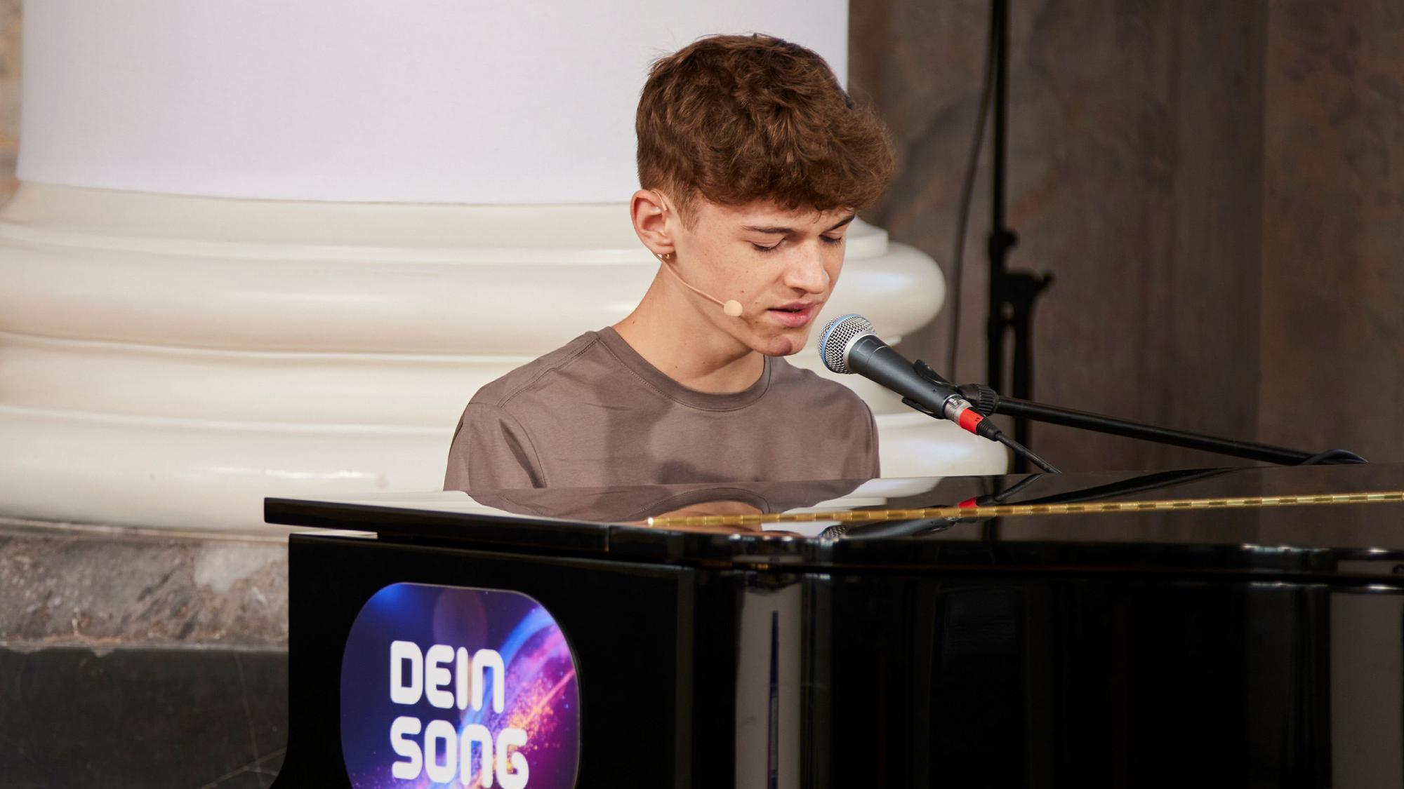 In seinem Song "Du fehlst" singt "Dein Song"-Kandidat Justus über den Verlust eines geliebten Menschen und bewegt damit die Jury.
© ZDF/nouki.co. - Honorarfreie Verwendung gemäß AGB im redaktionellen Zusammenhang mit genannter Sendung bei Nennung "Bild: ZDF/nouki.co."