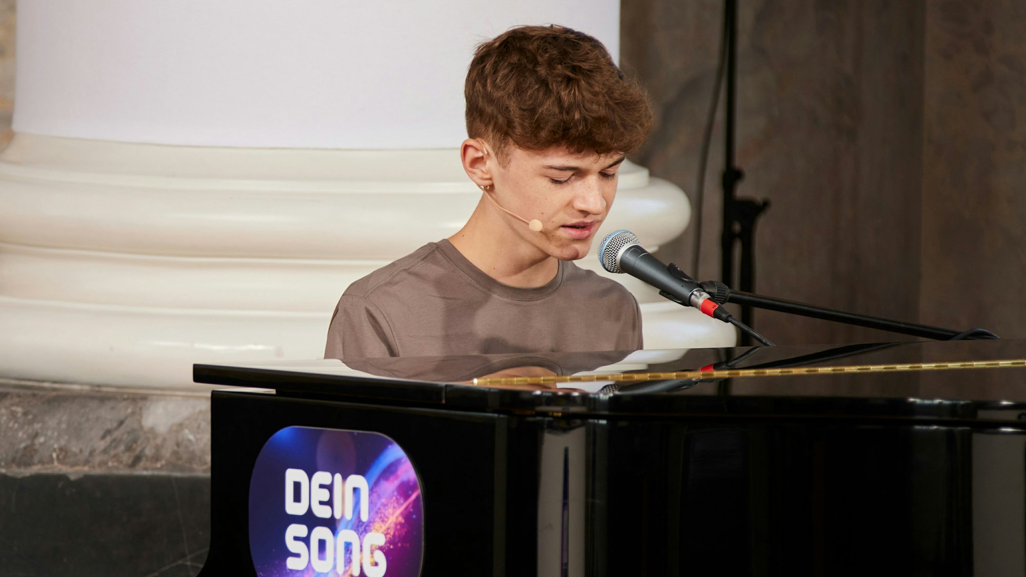 In seinem Song "Du fehlst" singt "Dein Song"-Kandidat Justus über den Verlust eines geliebten Menschen und bewegt damit die Jury.
© ZDF/nouki.co. - Honorarfreie Verwendung gemäß AGB im redaktionellen Zusammenhang mit genannter Sendung bei Nennung "Bild: ZDF/nouki.co."