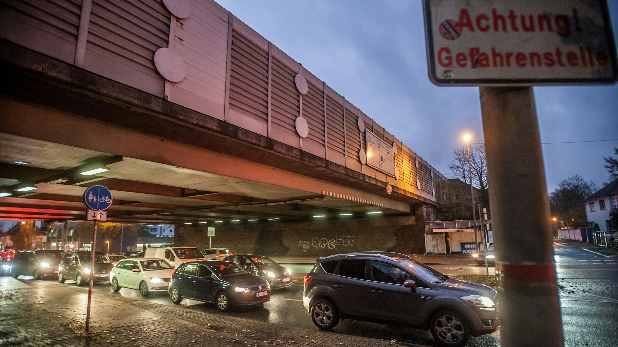 Autobahn 3 Leverkusen Brücke über die Gustav-Heinemann-Straße Foto: Ralf Krieger