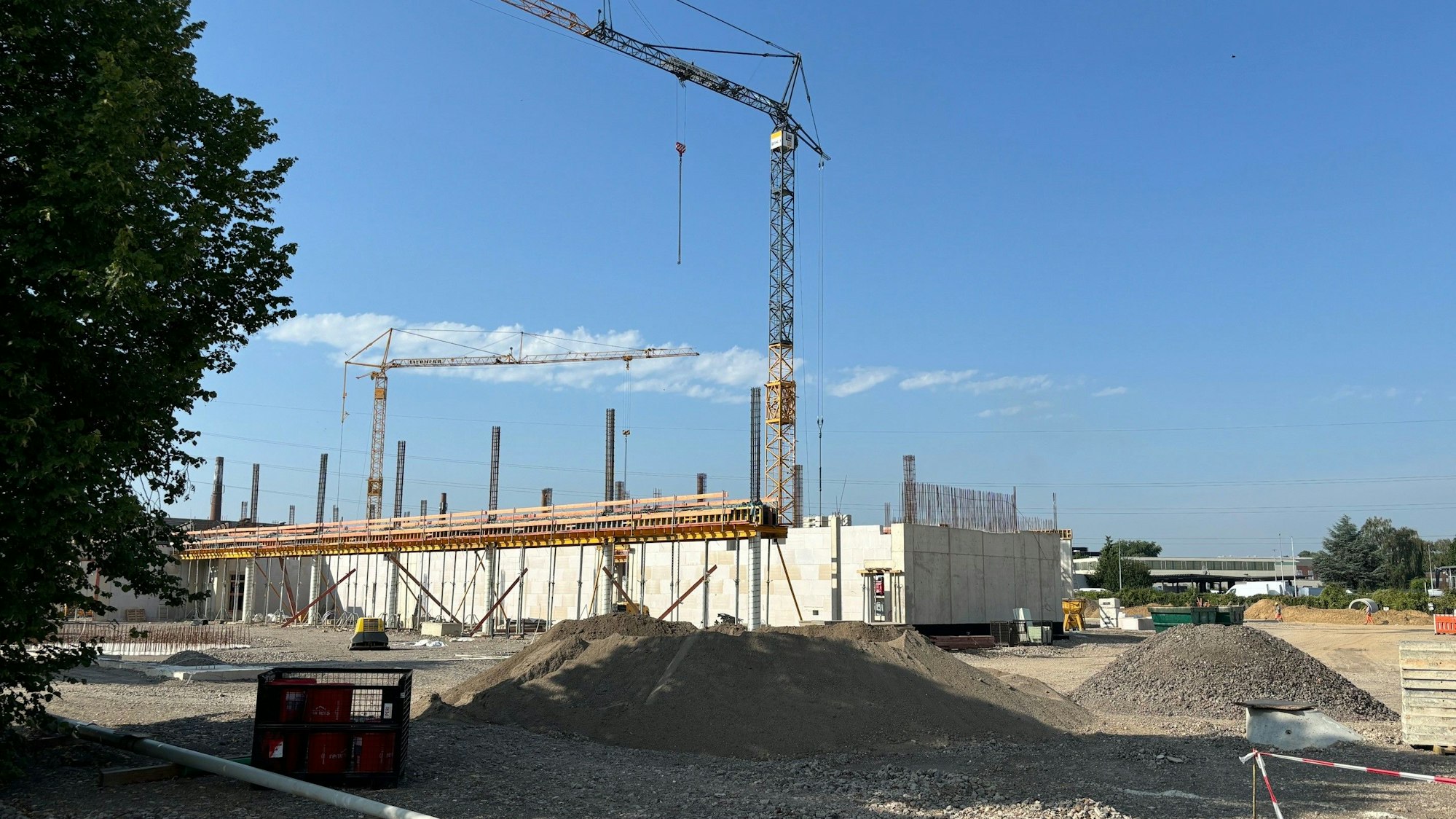 Auf dem Foto ist die Baustelle des neuen Pkw-Centers zu sehen.