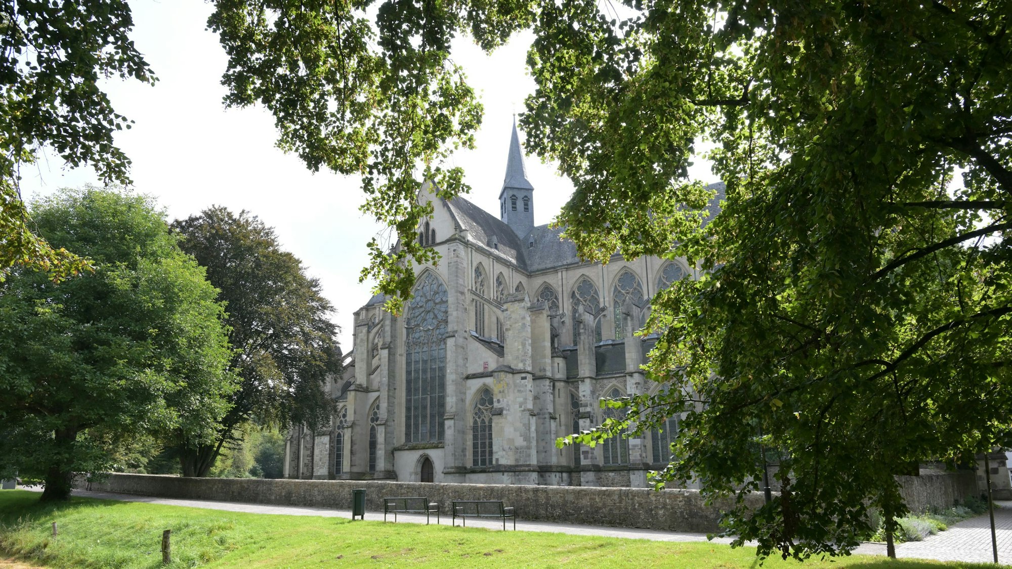 Der Altenberger Dom inmitten der umgebenden Parklandschaft. Blick auf die Nordseite.