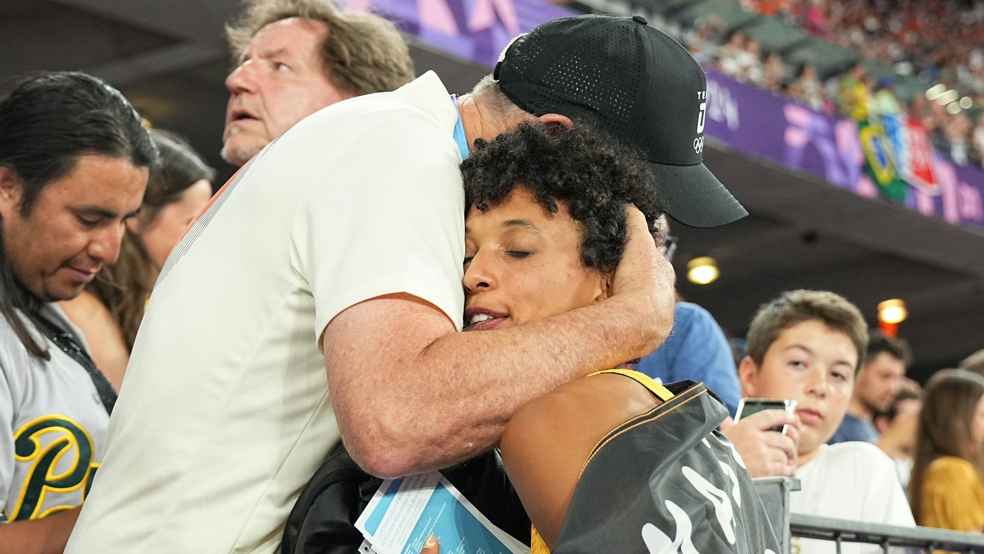 Malaika Mihambo feiert mit Ulrich Knapp, DLV-Bundestrainer Weitsprung.