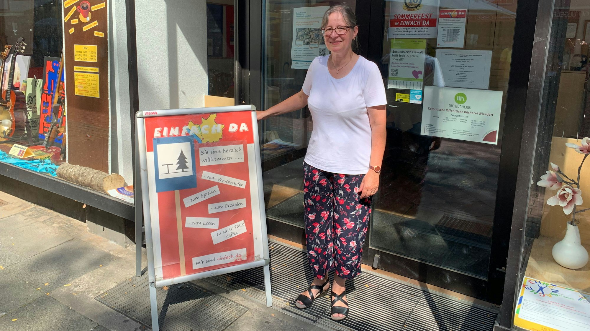 Die Leiterin des Forums Ehrenamt der katholischen Kirchengemeinde St. Stephanus, Birgit Lennarz, freut sich über das zenjährige Bestehen des „Einfach da“.